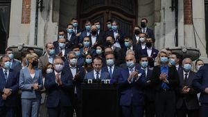 Florin Cîțu și-a anunțat intrarea în cursa pentru șefia PNL / Imagine de forță: Premierul, înconjurat de zeci de lideri liberali, Orban a ieșit singur din sediul partidului / Cine sunt liderii PNL care îl susțin pe Cîțu (galerie foto)