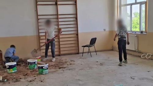 Elevi puși să muncească în schimbul unei medii de trecere, în Dolj. „Copiii erau cu roabele, cărau molozul”