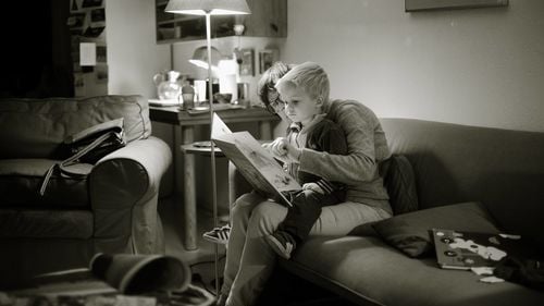 Proiect: „Beneficiu social” pentru bunicii care au grijă de nepoți dacă mamele revin la serviciu înainte de încheierea perioadei în care primesc indemnizație pentru creșterea copilului