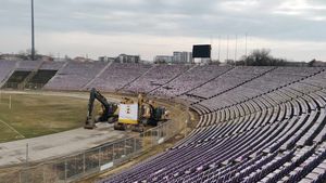 VIDEO&FOTO Au apărut primele utilaje pentru demolarea stadionului „Dan Păltinișanu”. Scaunele de pe arena timișoreană, pe post de suveniruri pentru suporteri. Pregătiri pentru evenimentul de adio