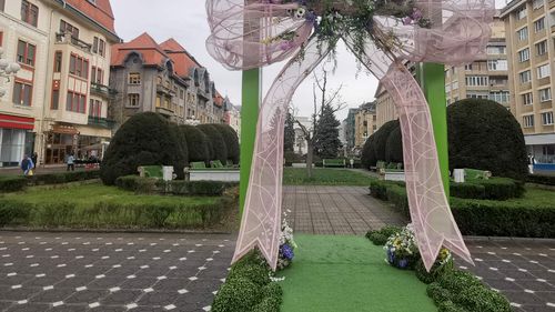 VIDEO&FOTO | S-a deschis târgul de Paște din Timișoara: decorațiuni inedite în centrul orașului, între care ouă uriașe și un iepure gigantic de 8 metri lungime