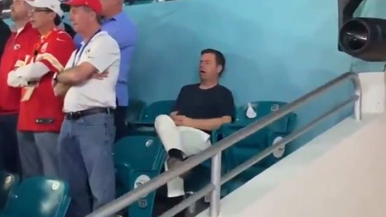 VIDEO Cel mai scump somn din istorie. Cât a costat biletul unui suporter care a adormit în timpul Super Bowl