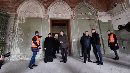 Au început lucrările de restaurarea a Palatului Episcopiei Greco-Catolice din Oradea, imobil de patrimoniu distrus de incendiul din 2018 / În doi ani, localnicii și turiștii vor avea aici un nou centru cultural