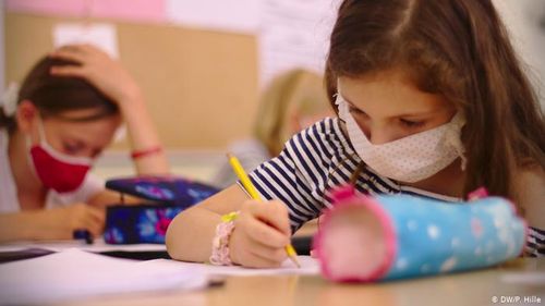 Teste standardizate inițiale de evaluare a pierderilor de învățare, centre de vaccinare în școli, remediale pentru toți doritorii și clarificarea din timp a condițiilor de desfășurare a școlii – cerințele Consiliului elevilor pentru începutul noului an școlar