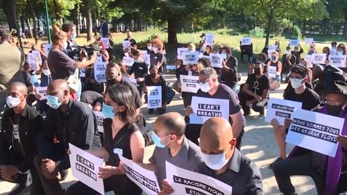 Zeci de persoane au protestat pașnic și au îngenuncheat în fața ambasadei SUA din Paris, în semn de solidaritate față de George Floyd