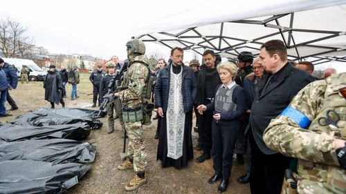 GALERIE FOTO Ursula von der Leyen a vizitat Bucha, orașul unde forțele ruse au masacrat sute de civili ucraineni: „Este de neconceput ce s-a întâmplat aici. Am văzut fața cruzimea armatei lui Putin”