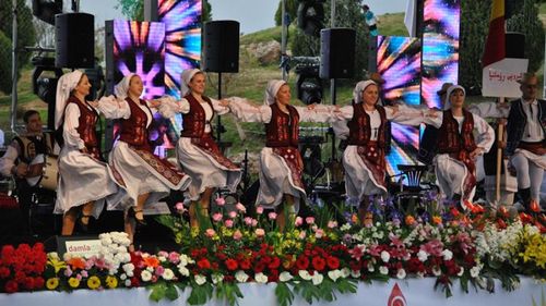 Două festivaluri de folclor în week-end: "Doina Covurluiului", la Dunăre și ”Cântecele Munților” în Ardeal / Cristian Pomohaci cântă la Sibiu