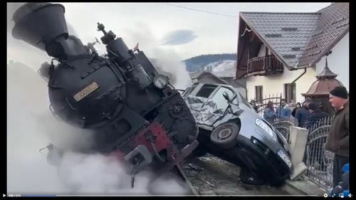 VIDEO Accident în Suceava: Mocănița, deraiată și un autoturism lovit în imaginile publicate pe Facebook