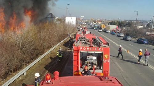 Incendiu puternic la un depozit de dezmembrări auto din Ilfov. Pompieri: Există o problemă pentru că nu există hidranți funcționali/ RO-ALERT: Fumul se îndreaptă spre Bucureşti