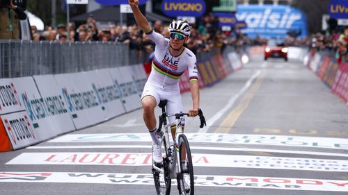 VIDEO Tadej Pogacar recunoaște că s-a speriat după căzătura suferită la Strade Bianche: Slovenul, de neoprit și după loviturile suferite
