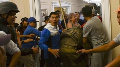 Criză în Kîrgîzstan în urma unui eşec al forţelor speciale de a-l aresta pe fostul preşedinte Almazbek Atambaiev, inculpat pentru corupţie/ Un mort și 47 de răniți
