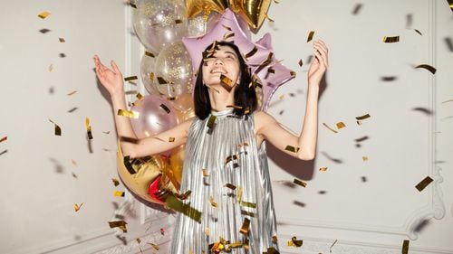 Cum să ne îmbrăcăm de Revelion 2025? Ghidul tendințelor de Anul Nou pentru femei