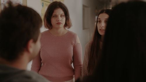 VIDEO Când părinții biologici revin în viața copiilor din plasament, care sunt efectele? ”Nu voia să mă ia cu adevărat, ci doar să ne sperie, să-și arate puterea”/ Povestea Rebecăi, spusă în filmul creat chiar de ea, în ineditul proiect ”Fără frică”