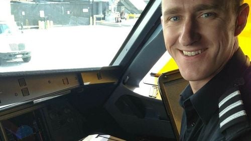 Pilotul care a vrut să oprească motoarele avionului, 84 de capete de acuzare. S-a scuzat că „era pe ciuperci”