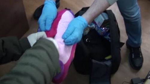 VIDEO Un gălățean a fost reţinut după ce a fost prins în flagrant când încerca să trimită în Italia sute de bancnote de euro false, ascunse într-o pernă