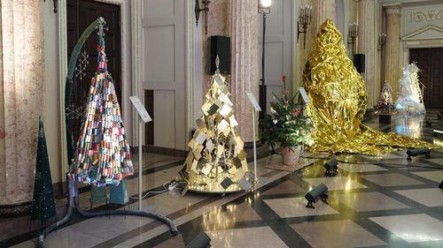 O sumă record de 820.000 de euro a fost strânsă la licitația celor 20 de brazi creați de designeri și artiști celebri, organizată de Salvați Copiii/ Banii vor merge la copiii aflaţi în risc din cauza sărăciei sau a războiului din Ucraina