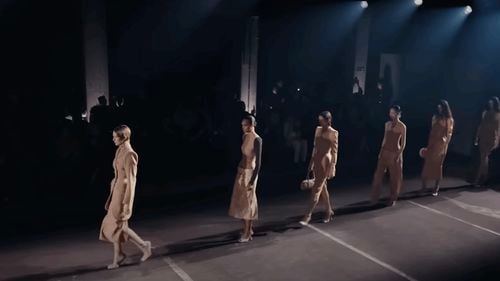 Mugler SS26: Miguel Castro Freitas aduce un rafinament bej elegant, dar estompează dramatismul futurist al ADN-ului casei