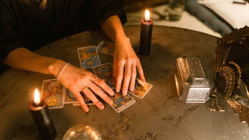 Femeie din Hunedoara reţinută pentru înşelăciune / A obținut 25.000 de euro sub pretextul unor „ritualuri spirituale, dezlegări şi farmece”