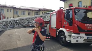 Incendiu la un vagon cu 56 de tone de benzină/ Traficul feroviar, blocat între Bușteni și Azuga