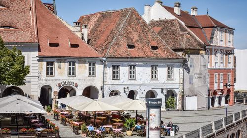 Concurenţă de 41 de tineri pe un loc de pământ gratuit primit de la Primăria Sibiu, pe care să îşi construiască o casă