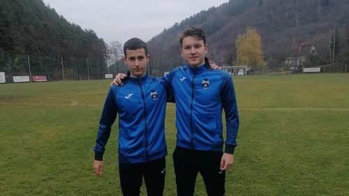 „Vreau să dau tot ce pot pentru această echipă”. Prieteni din copilărie, doi tineri din Ucraina care au fugit de război joacă fotbal la FC Inter Sibiu