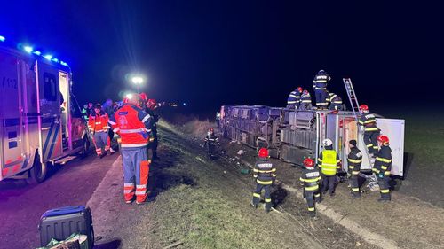 FOTO Autocar cu 44 de persoane, implicat într-un accident rutier, între Galați și Vaslui / Un om a murit, 14 au ajuns la spital