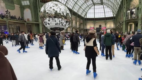 Cel mai mare patinoar acoperit din lume se află în Franța: Cât te costă să patinezi la Grand Palais din Paris
