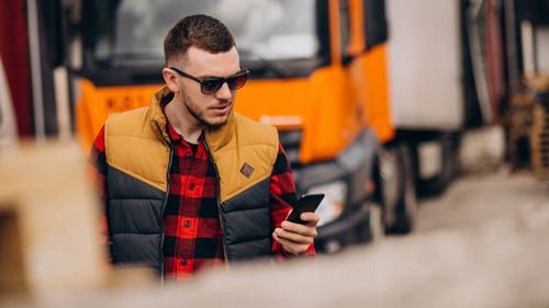 Un bărbat din New York și-a abandonat jobul și câștigă bani din raportarea vehiculelor comerciale care staționează cu motorul pornit: „Practic, merg cu bicicleta 6, 7, 8, 9 ore pe zi” / Șoferii se simt „abuzați” de acest program