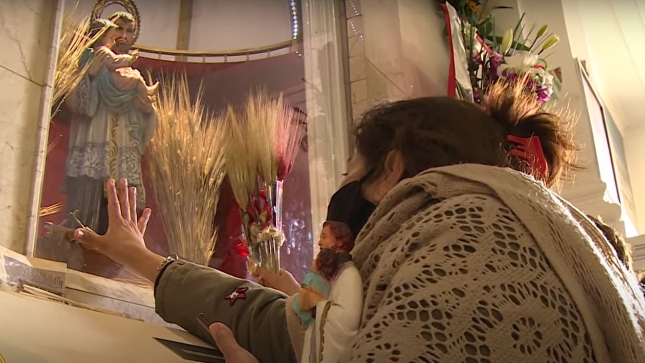 Confruntați cu o inflație infernală, argentinienii se roagă la San Cayetano, Sfântul pâinii și al muncii