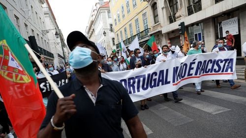 Aproape 1.000 de persoane au manifestat sâmbătă la Lisabona, la apelul unui partid populist, pentru a denunţa acuzaţiile de rasism în Portugalia
