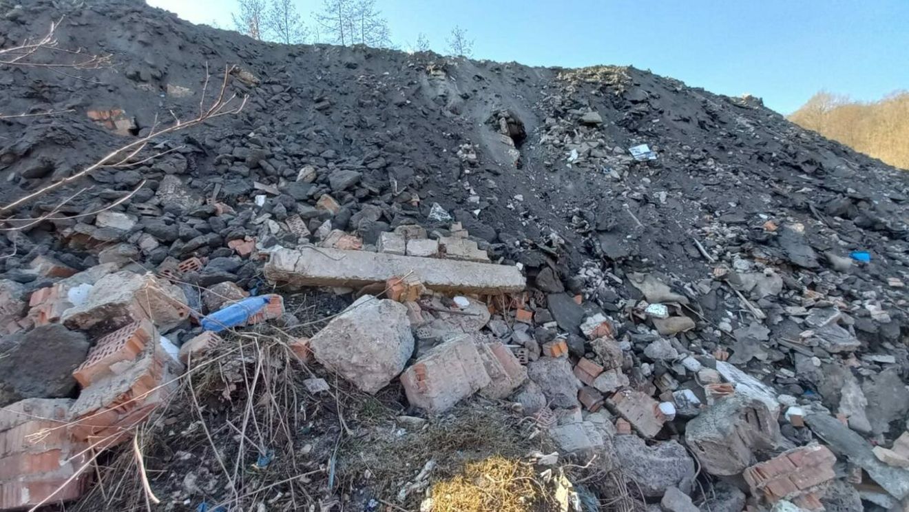 EXCLUSIV Dezastru ecologic sau lărgire de drum fără autorizație? Un munte de moloz de 20 metri înălțime, aruncat în mijlocul naturii a apărut în orașul Comănești - Bacău. Deșeurile provin de la lucrările de modernizare a trei școli prin PNRR