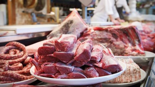 România a importat, în primele 4 luni din 2024, carne şi preparate din carne în sumă de 599 milioane euro / Importurile de animale vii au totalizat 83,1 milioane euro, majoritatea provenind din Ungaria, Germania și Olanda, arată datele INS
