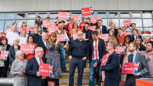 Laburiştii din Marea Britanie obţin în alegerile locale și într-un scrutin parlamentar parțiale o victorie categorică în faţa conservatorilor premierului Sunak, un test important înaintea alegerilor generale