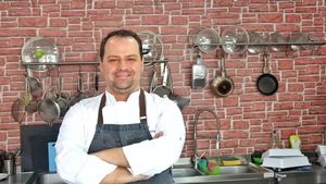 VIDEO | Chef Nico Lontras: „Bucătăria românească nu trebuie distrusă, ci făcută mai bună” / „Avem bucătăria. Avem vinurile. Avem producătorii. Ne lipsesc doar logistica și strategia”