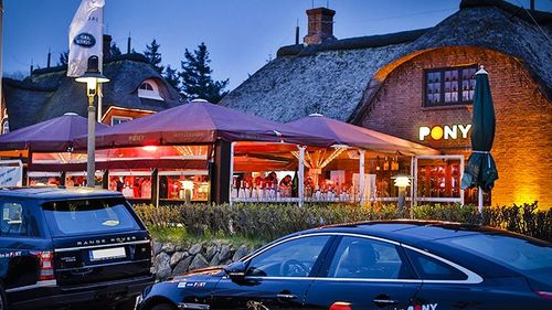 Punkerii germani lansează „invazia” de vară a insulei de vacanță preferată de elitele bogate