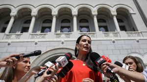 Clotilde Armand susține că primăria Sectorului 1 nu mai are bani de funcționare: "Consilierii locali PNL-PSD au luat banii și i-au dat la Catedrala Mântuirii / Primăria nu mai are cum să funcționeze fără buget / De astăzi nu vom mai avea internet în instituție"