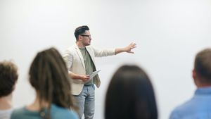 Ministrul Educației: Metodele de predare de tipul „stai jos și scrie” trebuie interzise. Directorii de școală să își monitorizeze profesorii