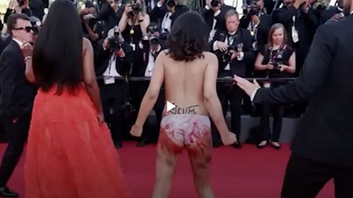 O femeie a protestat faţă de violurile comise de soldaţii ruşi în Ucraina pe covorul roşu de la Cannes / Parlamentul European a condamnat la începutul lunii mai utilizarea violenţei sexuale ca "armă de război" în Ucraina
