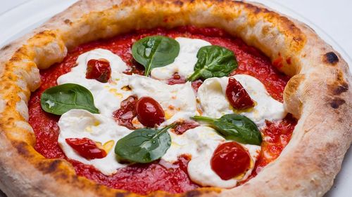 Americanii, nu italienii, au pus primii sosul de roșii pe pizza, spun istoricii alimentari/ Vechii pizzaiolo din Roma resping afirmațiile ca fiind “prostii"