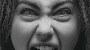 Material o ducem mai bine decât oricând. Dar de ce ne simțim tot mai rău? / Psiholog: „Ne comparăm cu ceilalți într-o manieră care ne consumă emoțional” /”Persoanele care-și exprimă constant furia nu par să devină mai fericite”