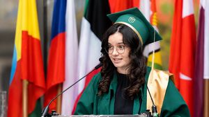 Reacțiile universitarilor ieșeni după mesajul manifest al absolventei Claudia Ciobanu / ”A afectat experiența unor absolvenți care nu s-au regăsit în imaginea prezentată” / ”Adevărata libertate de exprimare construiește dialog”