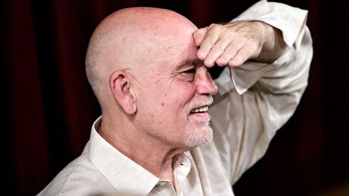 Sute de extremiști au încercat să invadeze Teatrul Național din Sofia unde avea loc premiera unei piese regizate de John Malkovich, acuzând “umilirea imaginii bulgarilor”