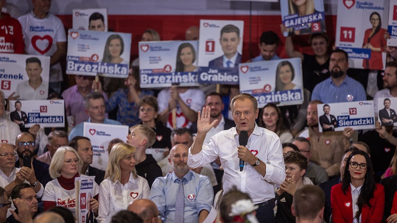 The Guardian: Polonia a revenit pe făgașul european iar acest lucru ar putea asigura viitorul UE / Victoria lui Donald Tusk îl lasă izolat politic pe Viktor Orbán.