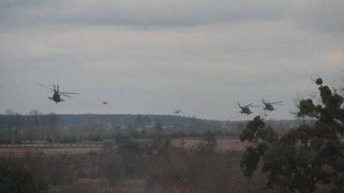 VIDEO Elicopter rusesc, doborât lângă Kiev / Lupte grele pentru controlul asupra aeroportului militar Gostomel