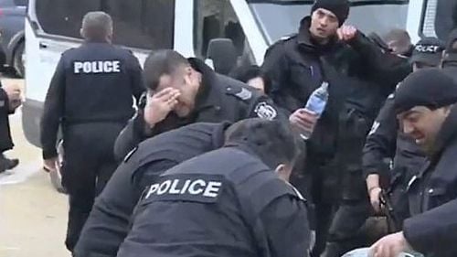 VIDEO Viralul zilei: Polițiștii bulgari au pulverizat gaze lacrimogene împotriva unui grup de protestatari, dar nu au luat în calcul că vântul bătea în direcția lor
