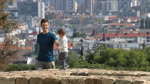 O lege cu noi drepturi pentru salariați, promulgată de președintele Iohannis. Angajații pot cere concediu paternal și concediu de cinci zile pentru îngrijirea unei rude