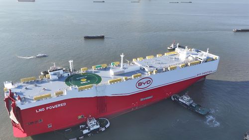 A fost lansată cea mai mare navă de transport auto din lume, cu deplasament similar unui cuirasat / „Mastodontul” transportă 9.200 de vehicule și aparține unui mare producător de vehicule electrice din China