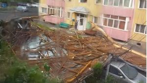 Acoperişul unui bloc de apartamente din Simeria a fost smuls complet de vijelie. Mai multe mașini au fost avariate