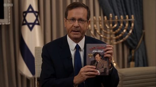 Președintele Israelului a prezentat un exemplar în arabă al "Mein Kampf", despre care a spus că a fost găsit asupra unui terorist Hamas