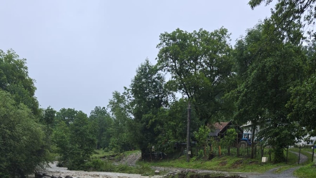 Aproximativ 20 de gospodării dintr-o comună din Bistrița-Năsăud, izolate în urma unei viituri / O apă adâncă de 1,5 metri acoperă drumul